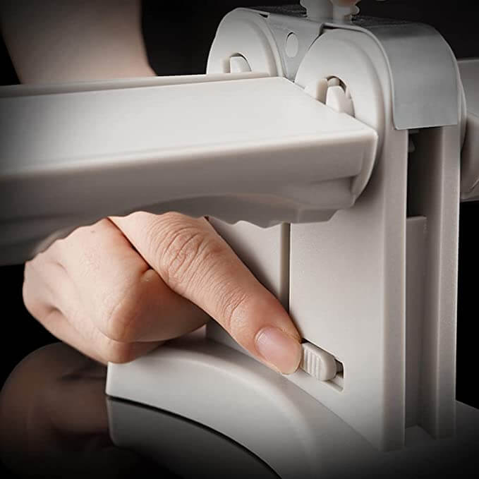 Nærbilde av automatisk dumplingformer. Robust design i rustfritt stål for effektiv forming av dumplings.