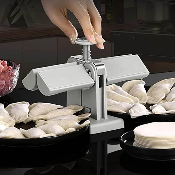Ferske dumplings blir perfekt formet av den automatiske dumplingformeren. Ideelt for rask matlaging.