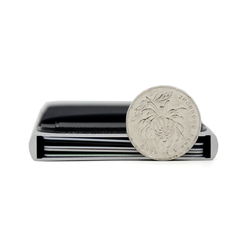 Stilren og funksjonell RFID kortholder for menn. Slank automatisk pop-up design.
