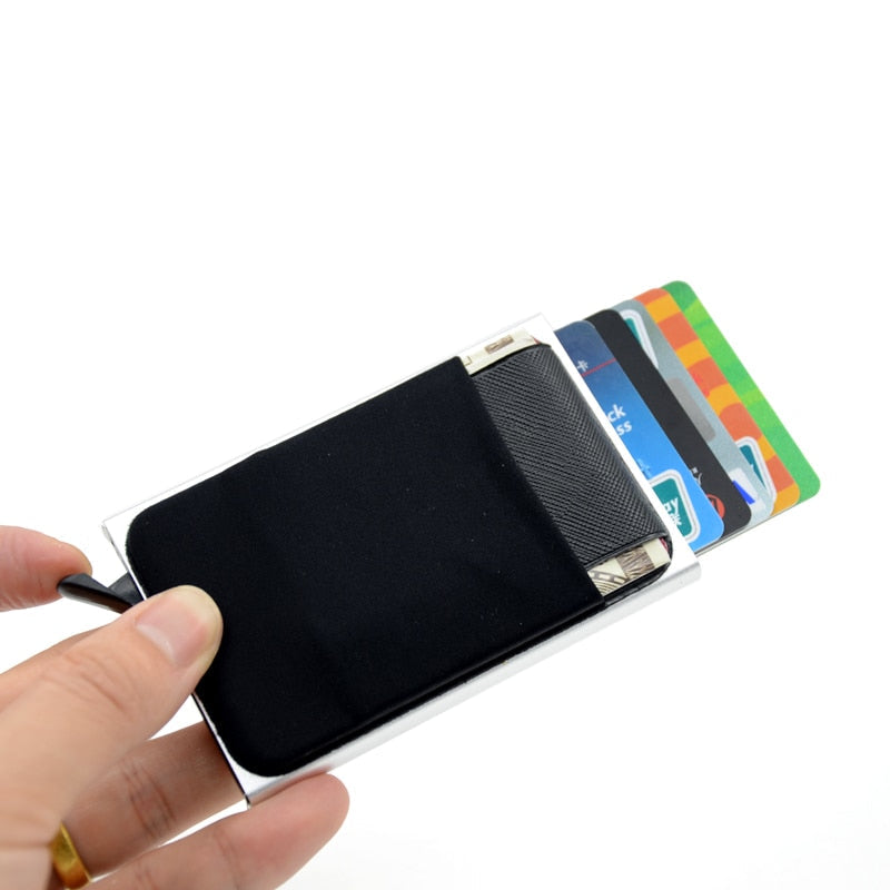 Automatisk pop-up kortholder i metall med RFID-beskyttelse for menn, for rask korttilgang.