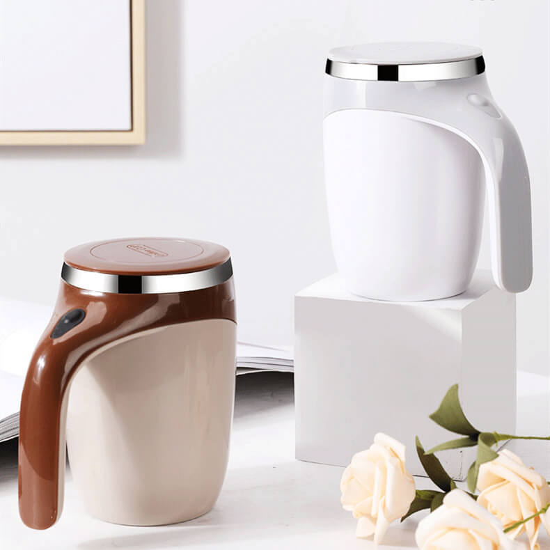 Elegant automatisk rørekopp, designet for daglig bruk og enkel blending av drikker.