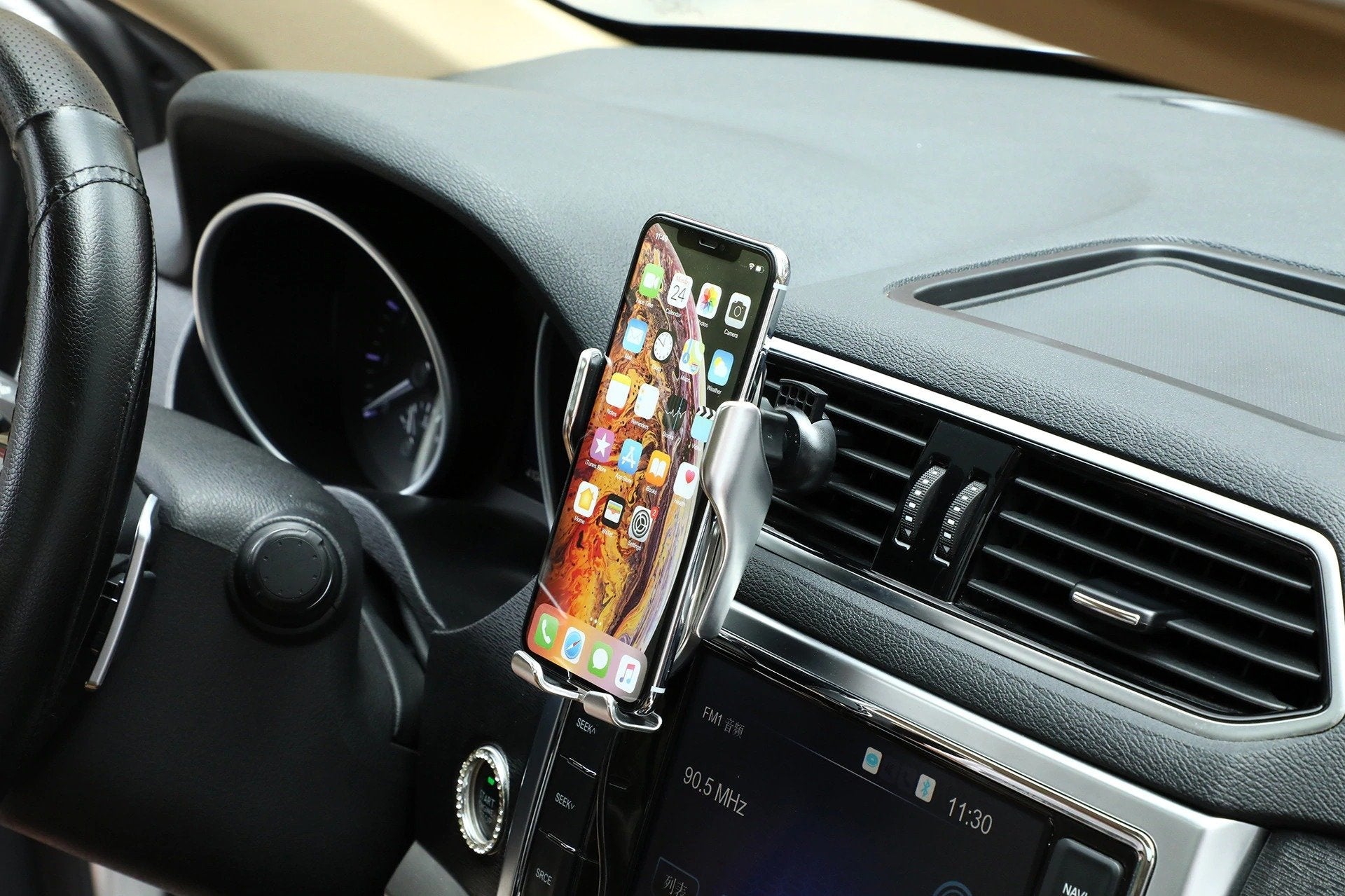 Universal telefonholder for kjøretøy med integrert trådløs billader og automatisk klemming.