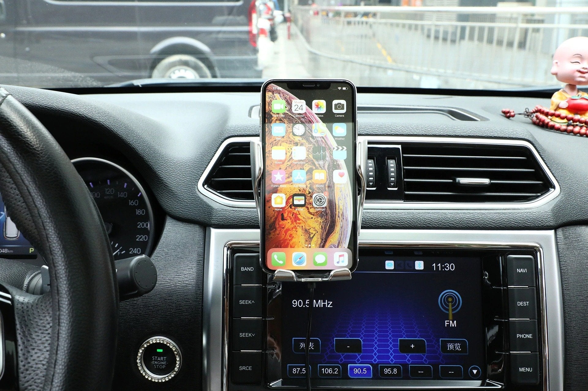 Sikker mobilholder for bil med automatisk sensor, handsfree-funksjon og trådløs Qi-lading.