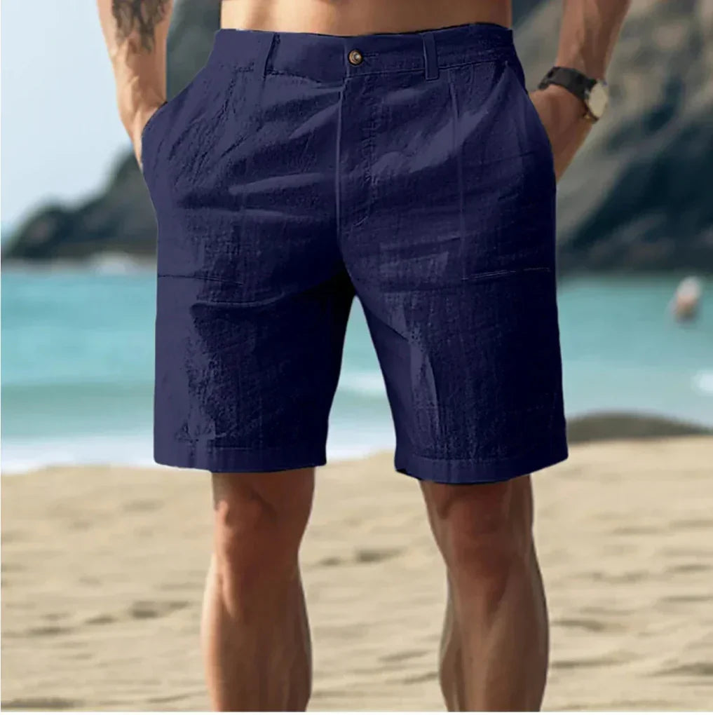 Menns fritidsshorts i grått, designet for kjølige sommerdager. Har snøring og dype lommer for økt funksjonalitet.