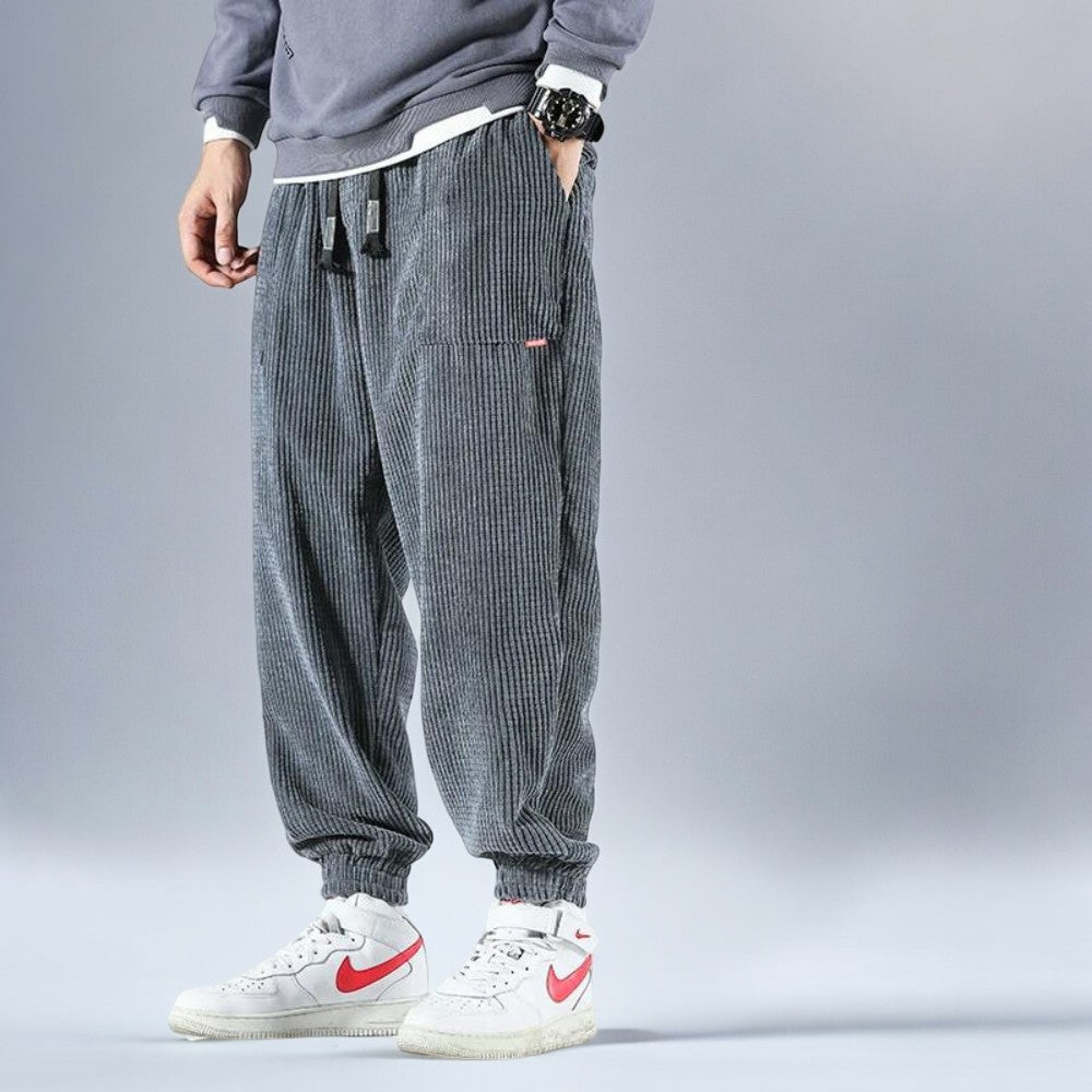 Myke og slitesterke herre sweatpants i bomull med elastisk midje for en perfekt, avslappet passform.