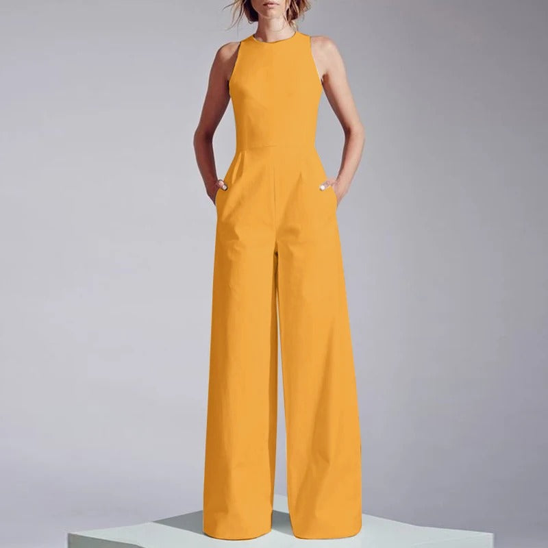Hvit stilren lekedress med tanktopp, perfekt for kvinner som søker en elegant og komfortabel sommerlook.