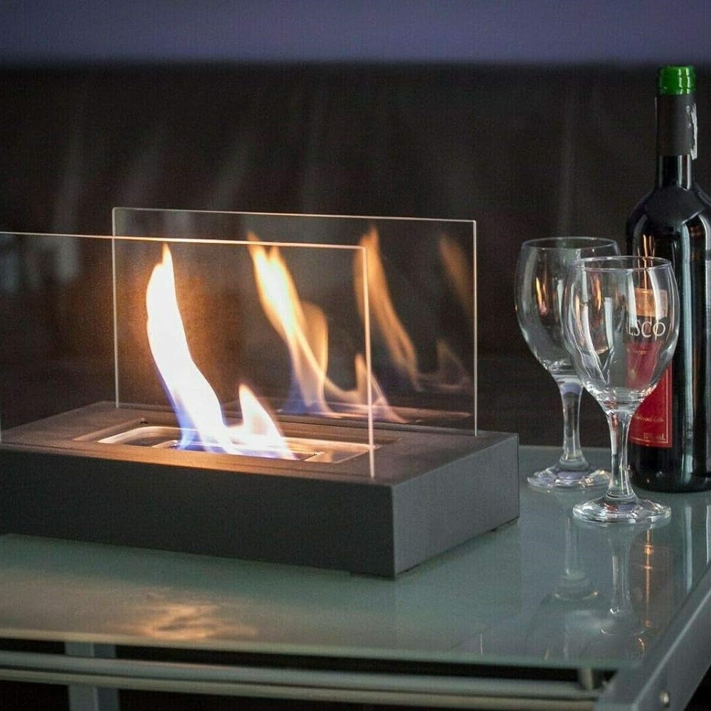 Moderne minimalistisk bioetanol bordpeis. Elegant dekorasjon med levende flamme for ethvert rom.