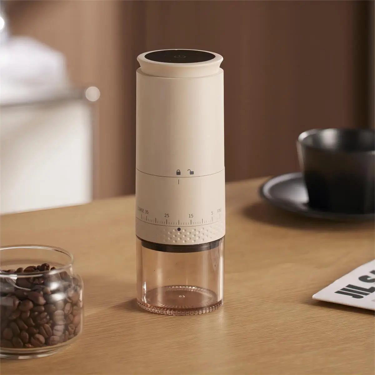 Reisekaffekvern: Bærbar, elektrisk og trådløs. Justerbar for å male dine favorittkaffebønner hvor som helst.