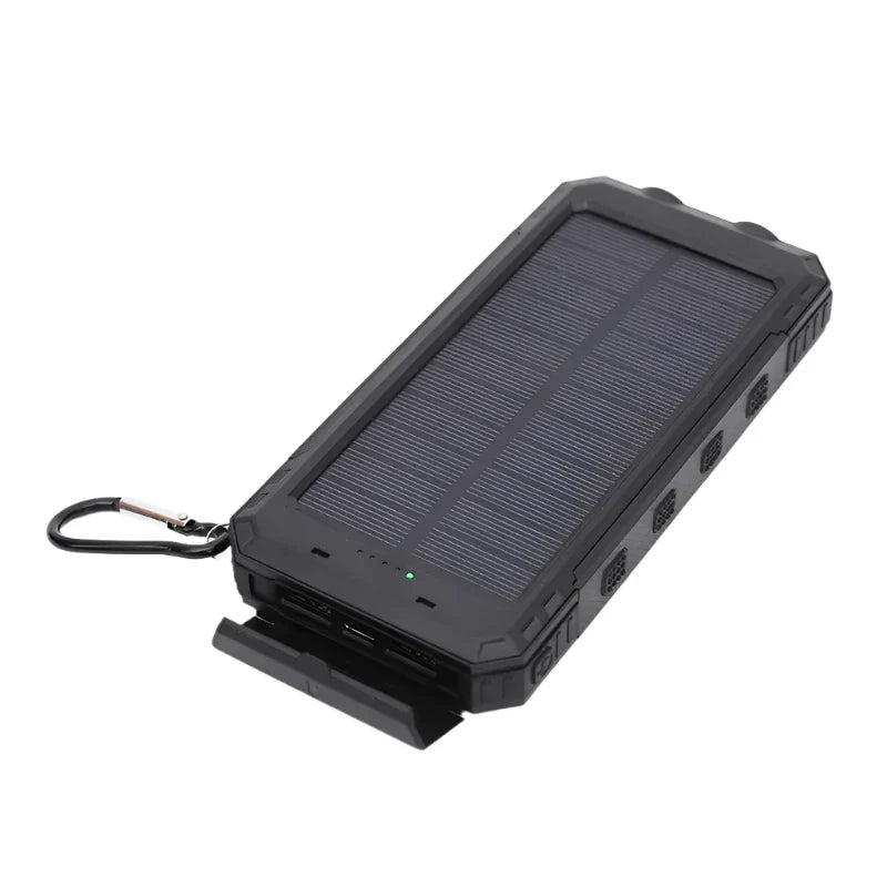 Robust powerbank med solcellelading og lommelykt, ideell for camping, turer og utendørs eventyr.