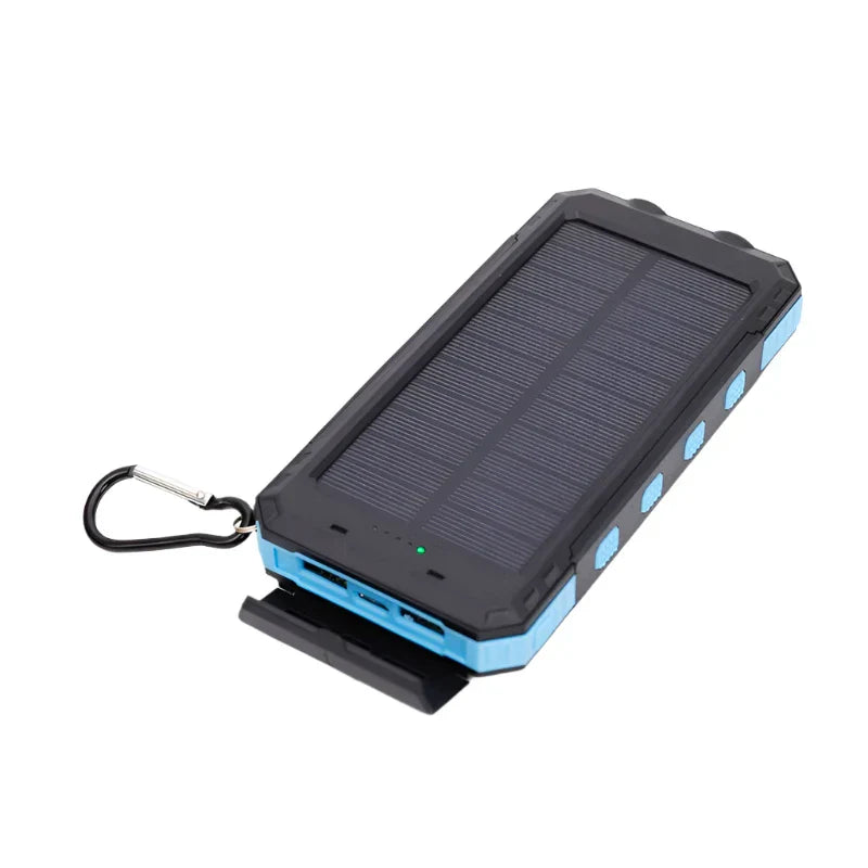 Kompakt reise-powerbank med solcellepanel, lommelykt og mulighet for mobil lading på farten.