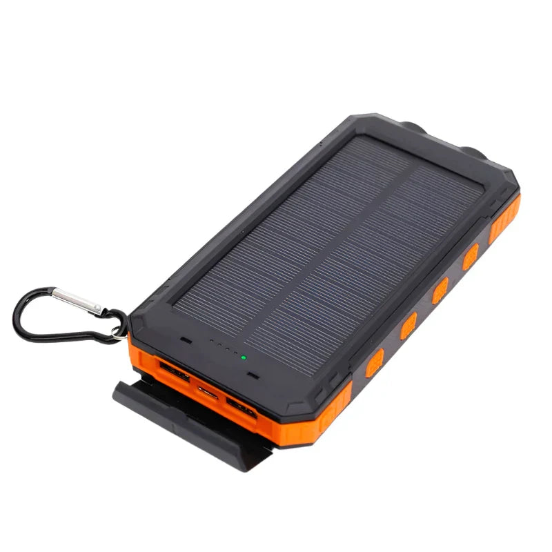 Effektiv solcelle-powerbank med innebygd lommelykt. Lad mobil via sollys, perfekt for utendørs bruk.