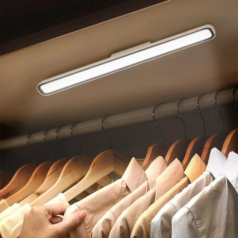Fleksibel LED lysstang, ideell som campinglys. Med magnetfeste for enkel og bærbar belysning.