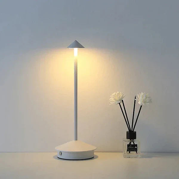 Minimalistisk LED nattbordslampe; oppladbar, bærbar og ideell som leselampe i moderne hjem.