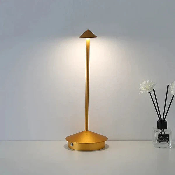 Moderne minimalistisk LED-lampe; elegant belysning for interiørdesign og stilfull hjemmeinnredning.