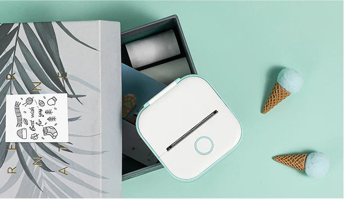 Grønn bærbar miniskriver. Blekkfri termisk gadget for utskrift av notater og bilder fra smarttelefon.