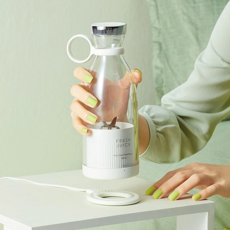 Smart bærbar blender i rosa og hvit. Lag raskt friske smoothies, juicer og shakes. Perfekt for fitness og en sunn hverdag.