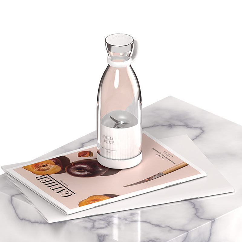 Hvit bærbar blender for juice og smoothies. Kompakt design for kjøkken, trening og reise. Sunne drikker.