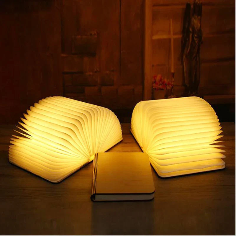 Stilren LED dekorlampe, sammenleggbar og funksjonell som leselampe ved sengen.