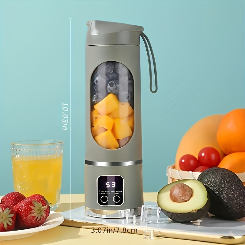Oppladbar USB-blender koblet til lader, klar til å lage smoothies og milkshakes. Ideell for reise.