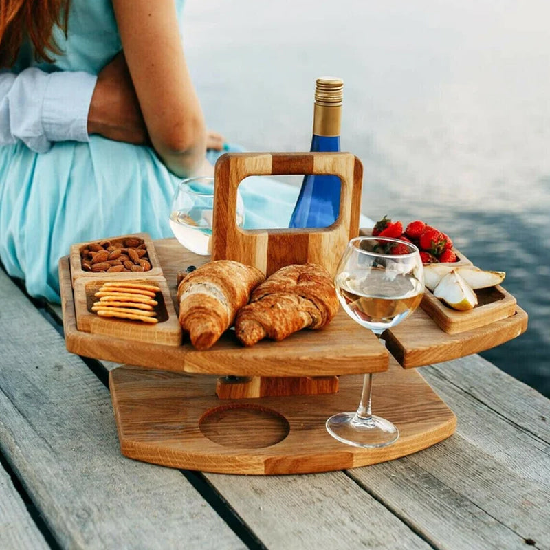 Robust trebord for piknik, vin og snacks. Perfekt for utendørs bruk som bærbart serveringsbord.