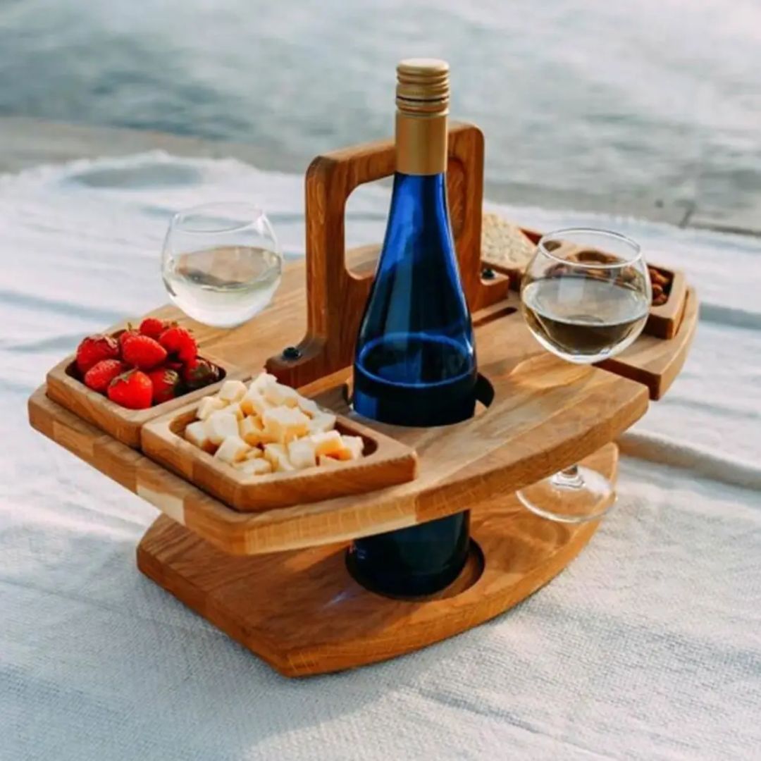 Lettvekt utendørs vinbord i tre med snackbrett og avtakbar vinglassholder; perfekt for camping og hage.