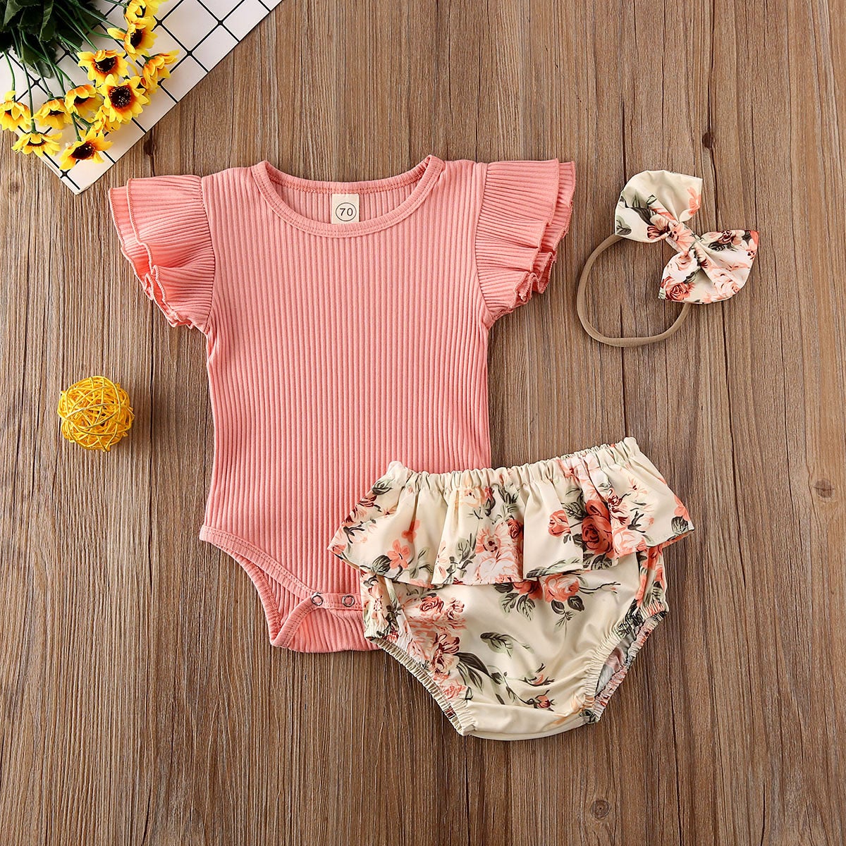 Komfortabelt sommerantrekk for babyjenter med delikat blomsterdesign