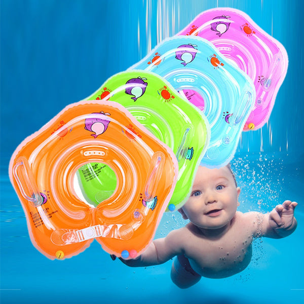 Glad baby koser seg trygt i badekaret med ergonomisk nakkesvømmering for vannlek.