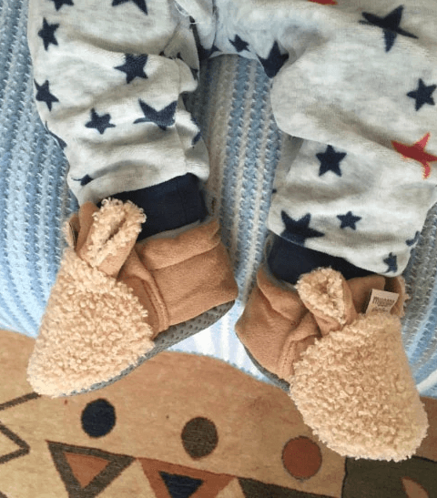 Babyshower gaveeske: første sko med lamme-design og matchende lue, i bomull, sklisikker og komfortabel