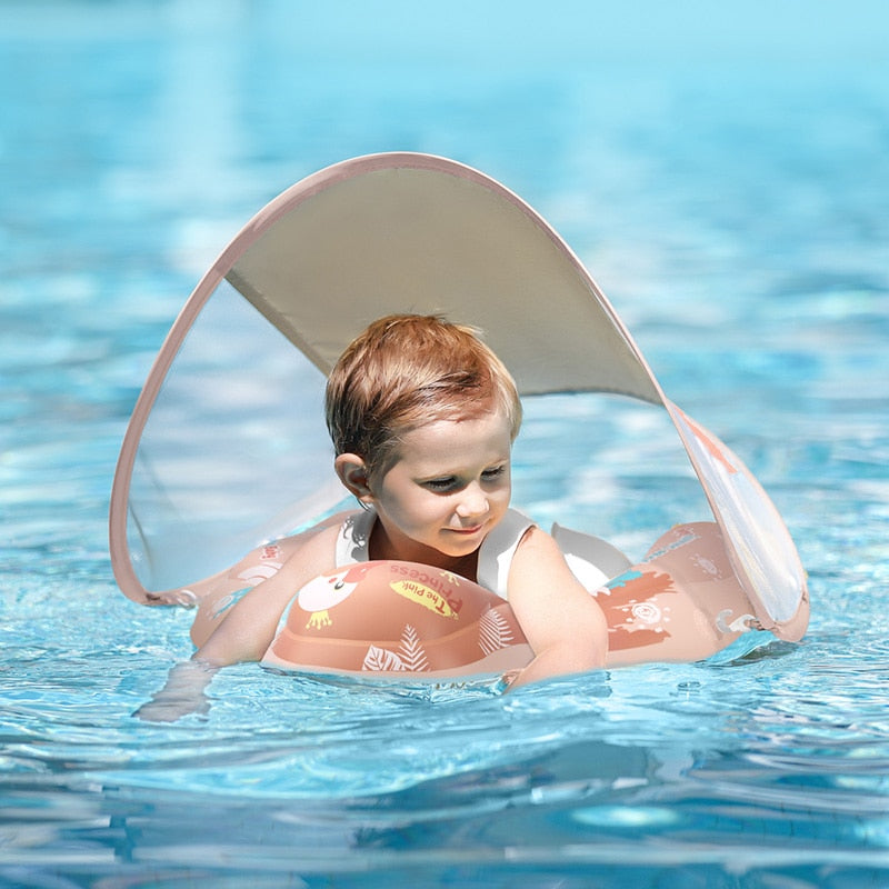 Glad baby i svømmehjelp med justerbart solseil, ideell for sommerferien