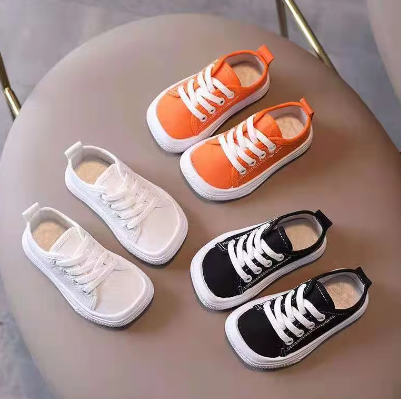 Sklisikre barfotsneakers for barn, ideelle som lekesko ute og inne. Ergonomiske barnesko for vår/sommer.