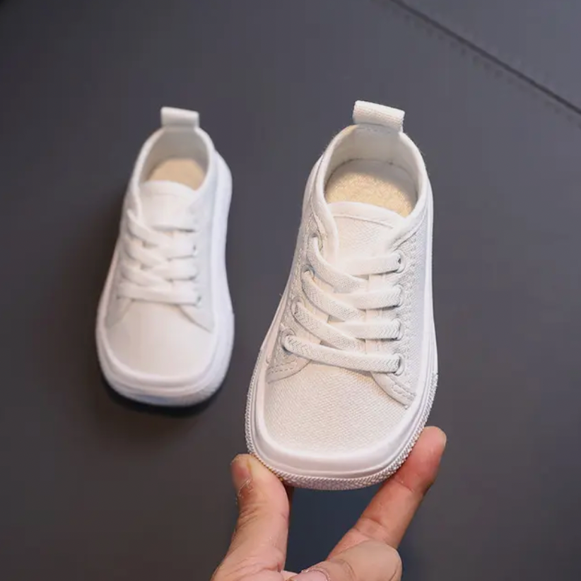 Lette og komfortable barfotsneakers for barn. Gi føttene frihet med disse ergonomiske barneskoene.