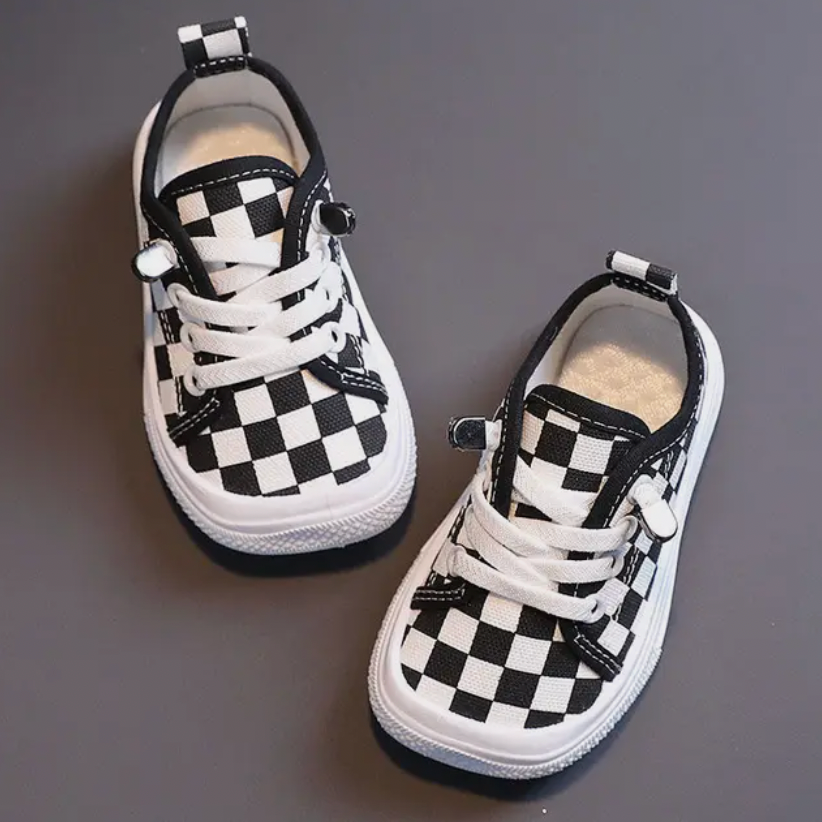 Barfotsneakers for aktive barn. Sklisikre og fleksible barnesko for utendørs og innendørs bruk.