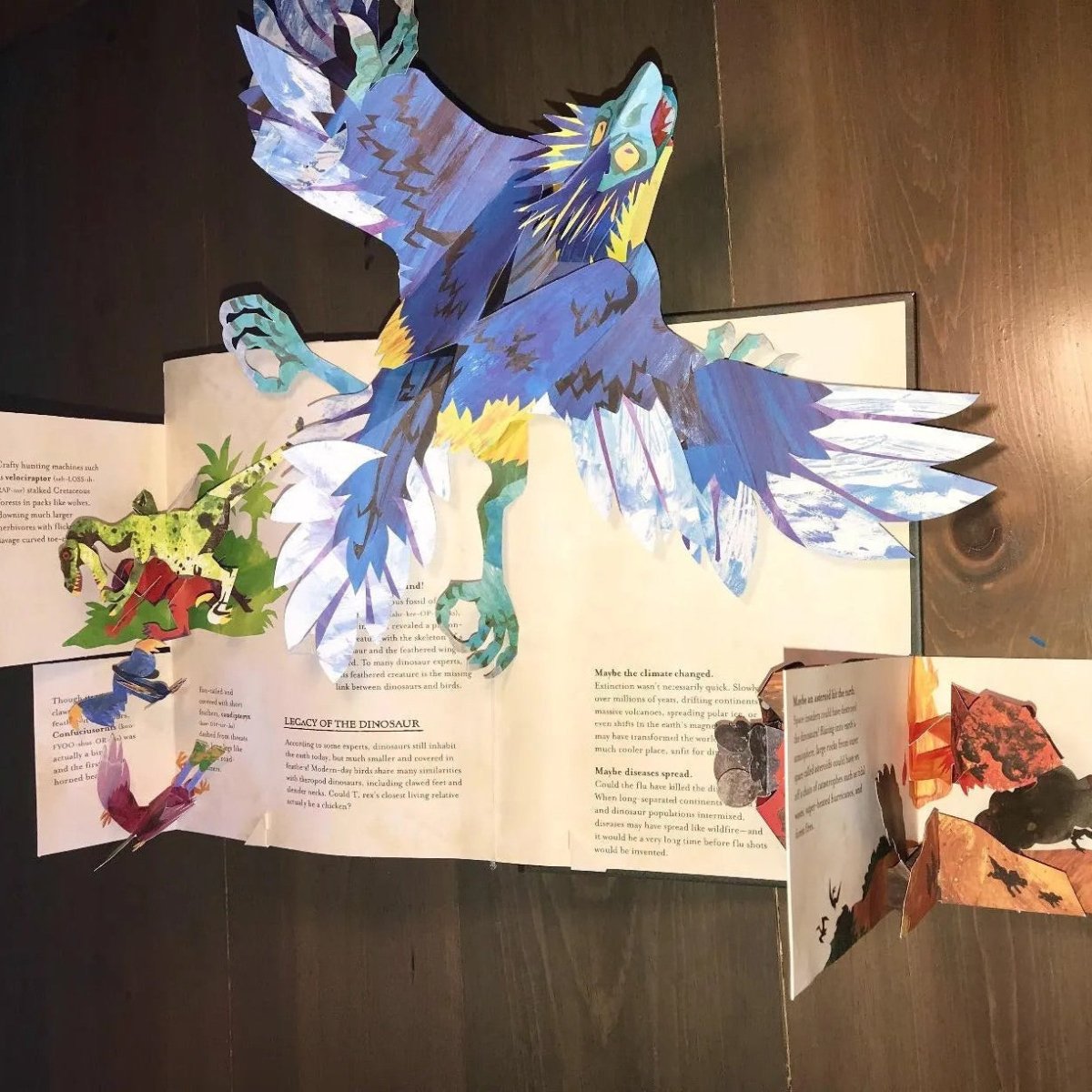 Barn utforsker en popup-side med bevegelige deler i en lærerik 3D dinosaur aktivitetsbok for barn.