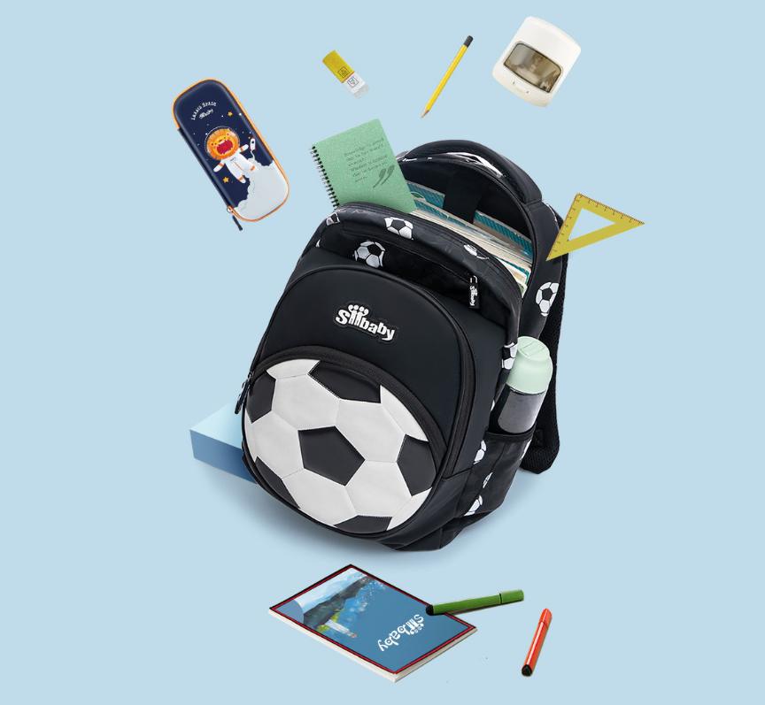 Ungdom med fotball skolesekk, klar for skole og fritidsaktiviteter. Funksjonell og stilig barnesekk.