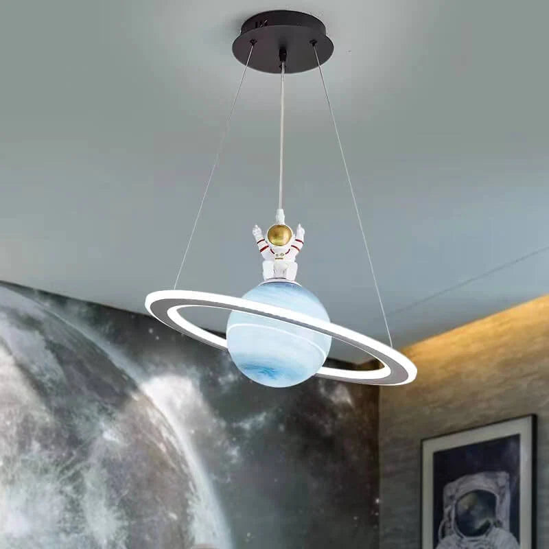 Barnas LED-lampe, pendel med planeter inspirert av romfart. Inviterer til drømmer og eventyr på barnerommet.