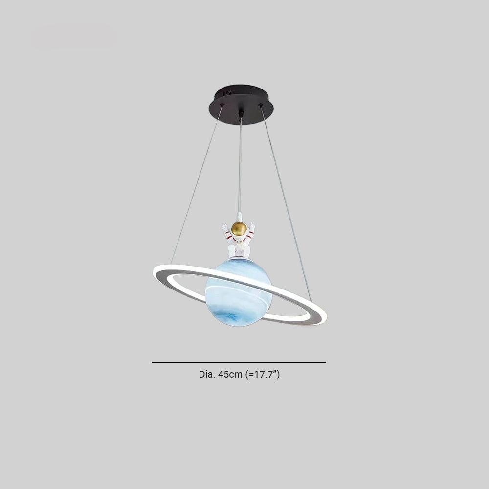 Energibesparende LED pendellampe med planetdesign, gir mykt lys til barnerom. Sikker og dekorativ belysning.