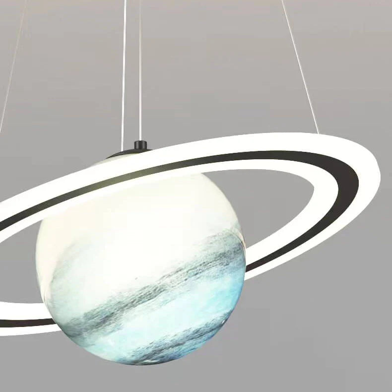 Barnas pendellampe med realistiske planeter og LED-lys. Ideell for et barnerom med romfarts- eller sci-fi-tema.