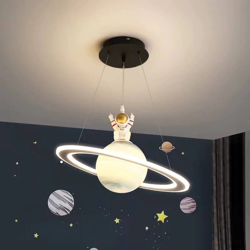 LED pendellampe med planetdesign for barnerom. Skaper en spennende og trygg belysning.