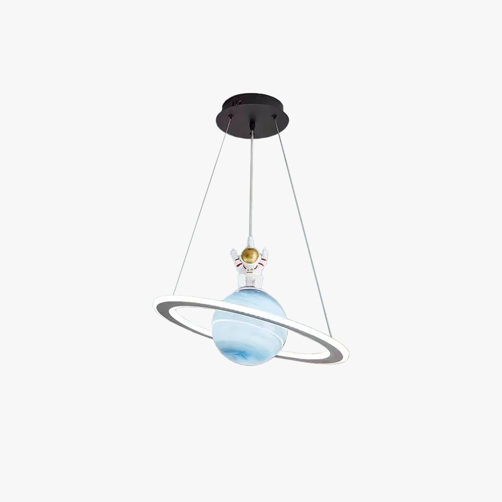 Dekorativ LED pendellampe i planetdesign, lyser opp barnerommet. Barneinteriør med romfartstema og LED-lys.