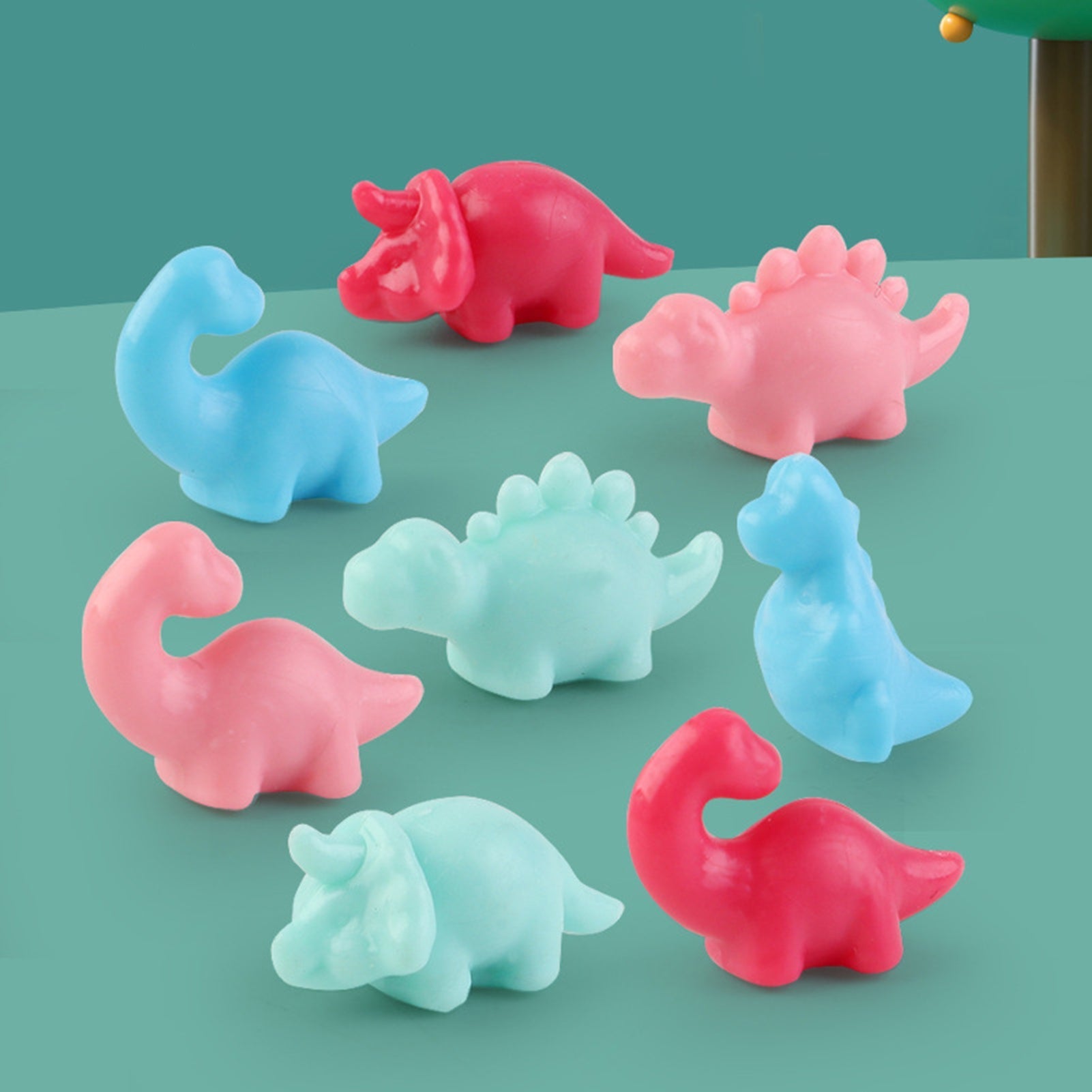 Gaveidé: Leken mini klomaskin med dinosaurer. Spennende arkadespill for barn og familiespill.