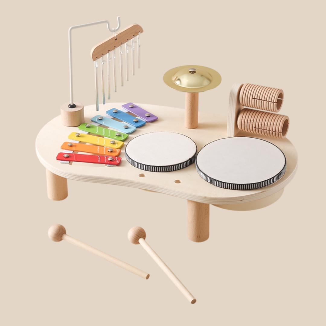 Småbarn leker og lærer med musikkinstrumenter. Stimulerer kreativitet og utvikling hos barn.