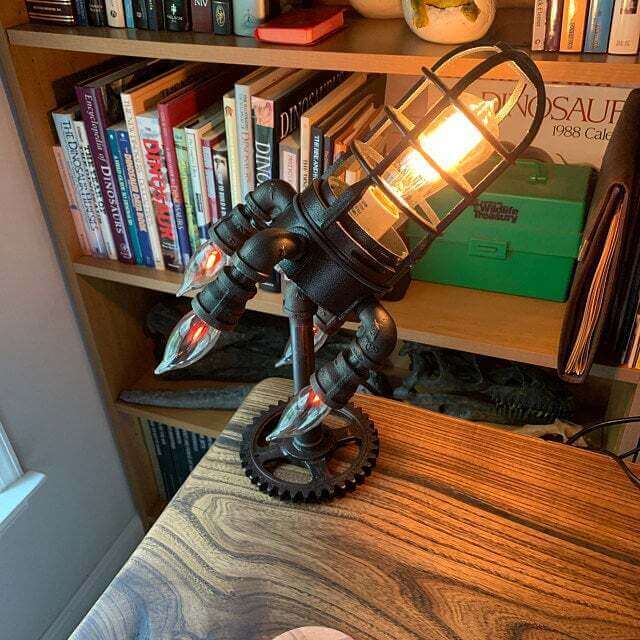 Unik Steampunk Rakettlampe, en industriell og lekfull dekorasjon, belysning og perfekt gave til barn.