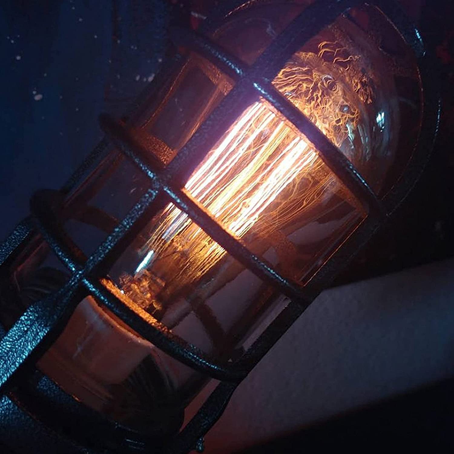Lysende Steampunk Rakettlampe, et industrielt og koselig nattlys som belysning på et barnerom.