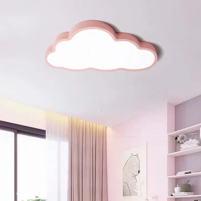 Drømmende barnelampe med sky design og LED-lys. En koselig taklampe som lyser opp barnerommet.