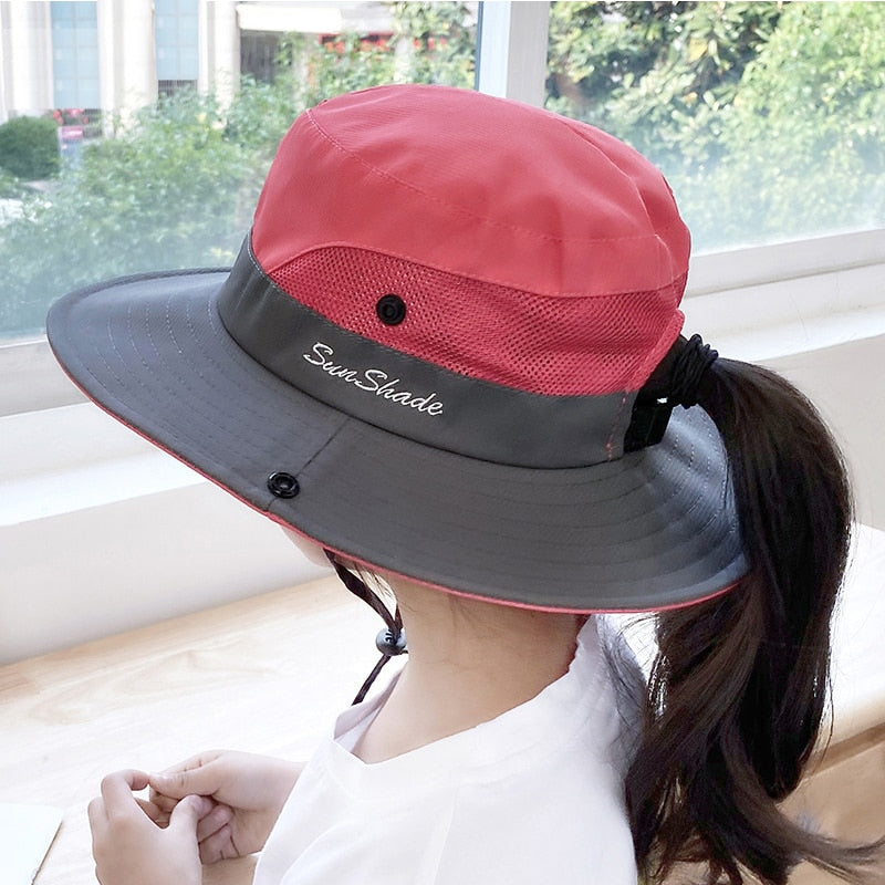 Glad jente med rosa UV-solhatt, perfekt for strand og sommeraktiviteter. Solhatt barn.