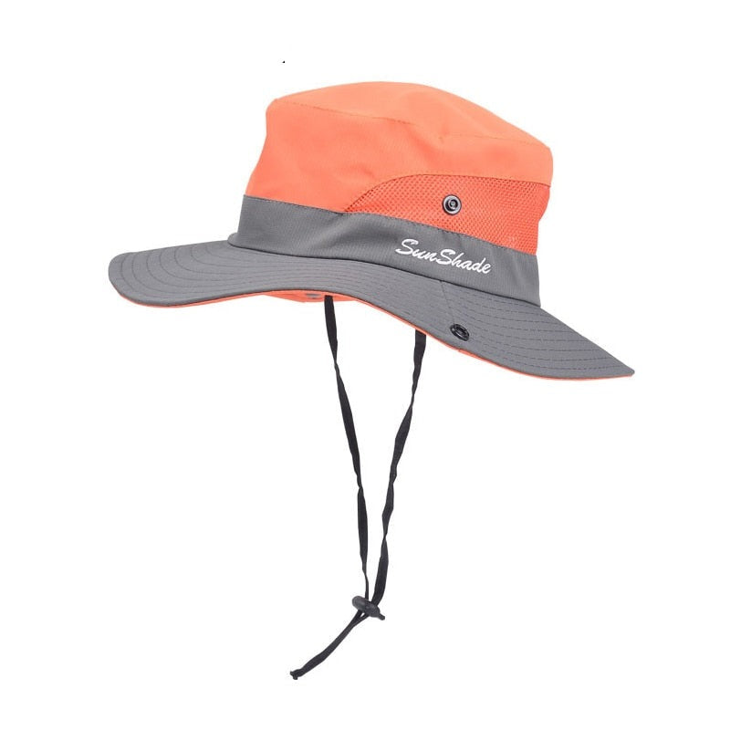 UV-solhatt for barn på sandstrand, klar for strandlek og solfylte dager.