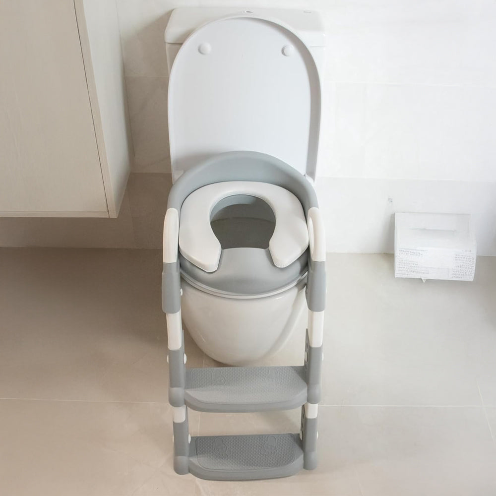 Hvitt barnesete med stige for pottetrening, robust og holdbart design som passer de fleste toaletter.