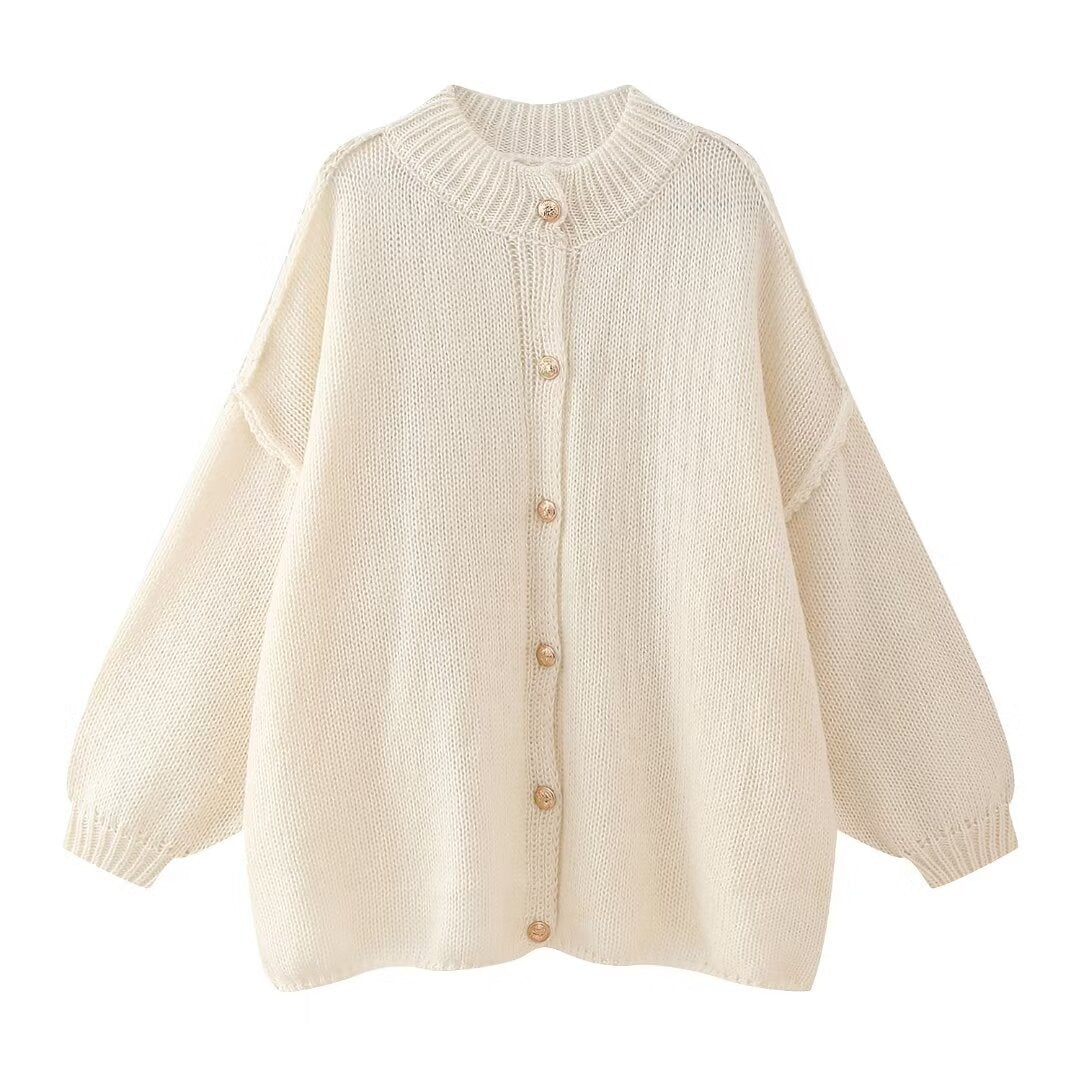 Myk og varm strikket oversized damecardigan. Elegant design med knappdetaljer for et komplett antrekk.