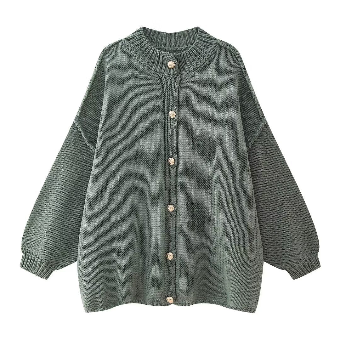 Komfortabel oversized damecardigan i strikk. Enkel å style for en avslappet og chic hverdagslook.