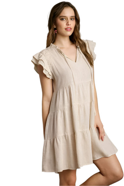 Beige Dame A-line sommerkjole med lett lagdelt design, perfekt for varme dager. Komfortabel og stilig minikjole.